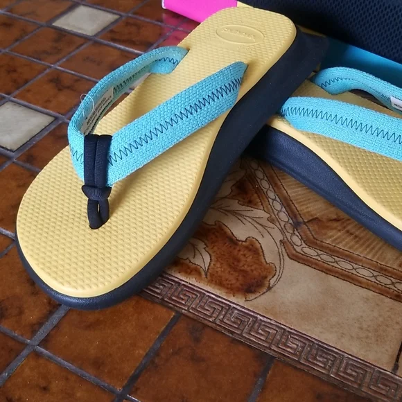NWT HAVAIANAS flip flops - Picture 2 of 13